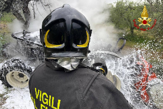 Massignano - Incendio in contrada Marezi, trattore avvolto dalle fiamme